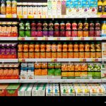 visualizzazione-dei-succhi-di-frutta-nel-supermercato-scozzese-cc64nb